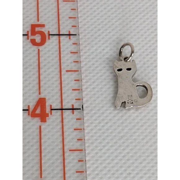 James Avery RETIRED Sitting Cat Sterling Charm/Pendant